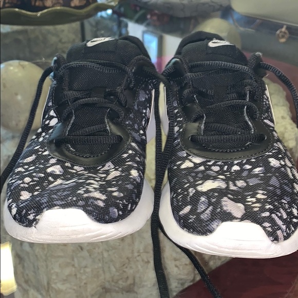 Nike Tennis Shoes (5.5Y / 7 Adult) - Picture 3 of 6